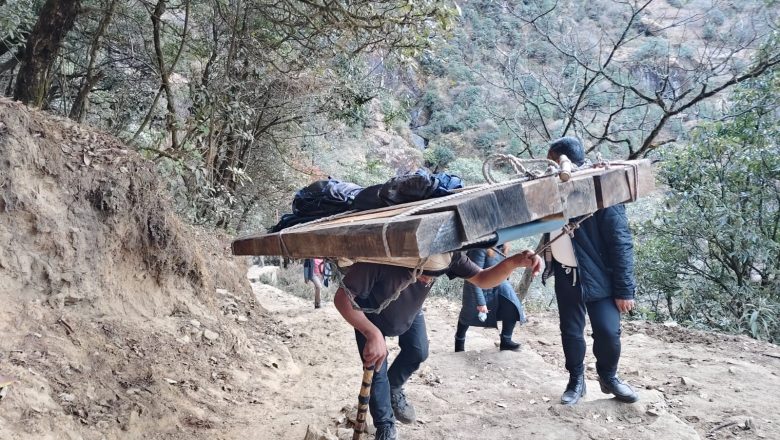 भरियाले धानेकोे खुम्बु क्षेत्रको ढुवानी