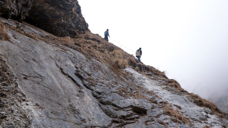 डोरीमा झुण्डीएर यात्रा गर्नुपर्ने बाध्यता