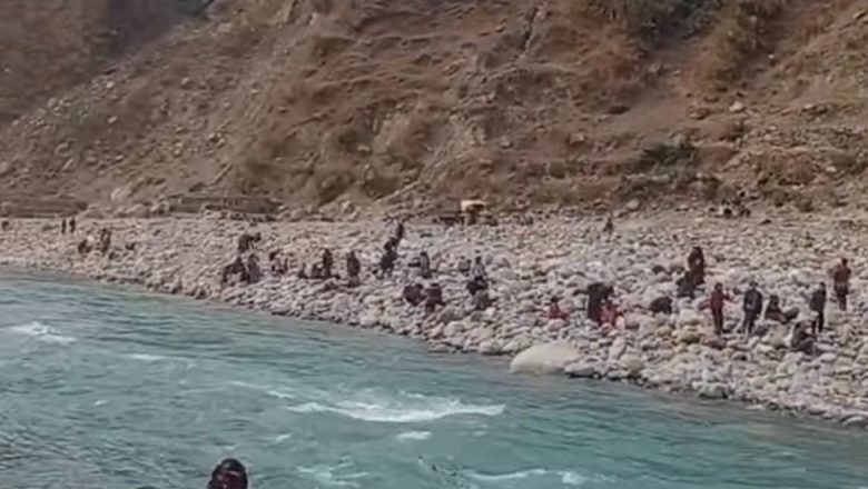 सिर्दिबासको बगरमा पतेरा टिप्नेको भीड