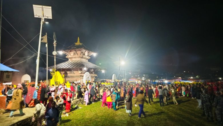 ईशानेश्वरमा रातभर उभिएर ठाडो बत्ती बाल्दै सयौँ दम्पत्ति