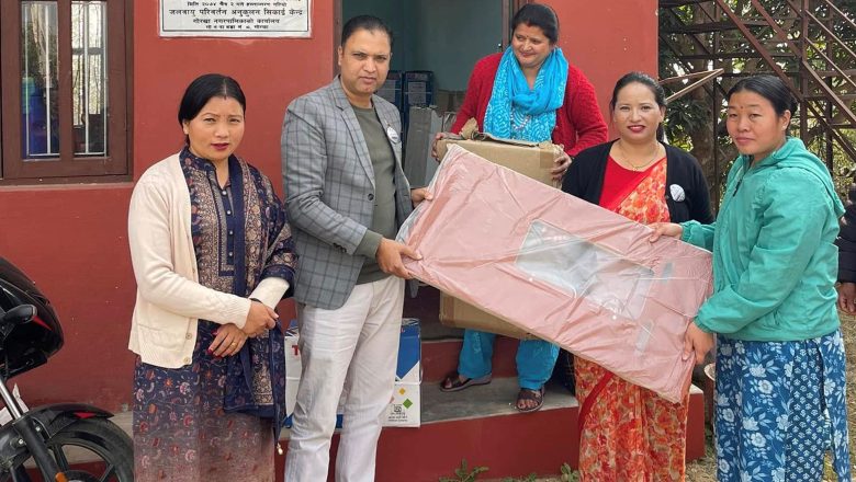 विपन्न महिलालाई अनुदानमा सिलाइ मेसिन वितरण