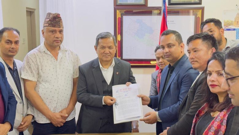 सञ्चारमन्त्री गुरुङलाई प्रेस चौतारीले बुझायो ज्ञापनपत्र