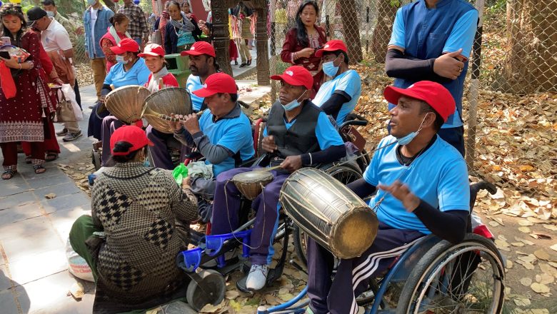 ह्विलचियरमा बसेर नौमती बाजा बजाउँदै