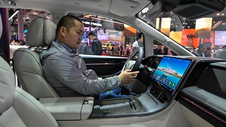 स्क्रिनहरू, ड्रोनहरू, मसाजहरू : साङ्घाईमा कारहरूको भविष्य प्रदर्शन