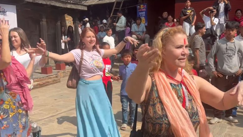 कौरा नृत्यमा रमाए विदेशी पर्यटक