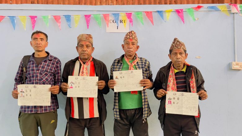 लालपुर्जा पाएपछि धार्चेका भूमिहीन दलित परिवार खुसी