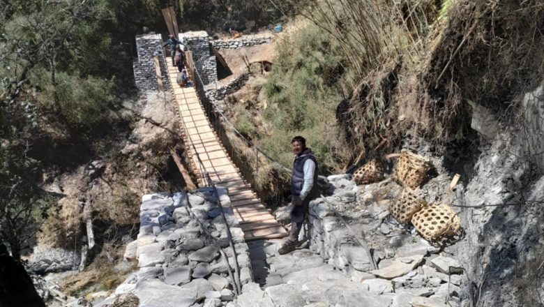 ढोरपाटन–गुर्जा पदमार्गमा काठे पुल निर्माण