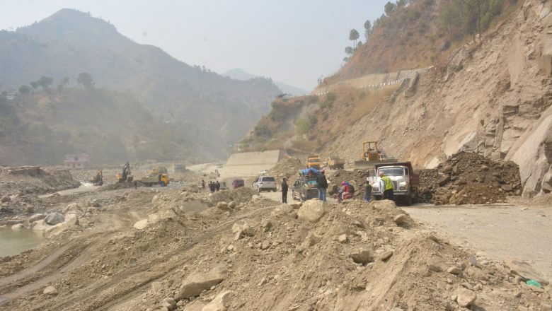 बिपी राजमार्ग : पहिरो प्रभावित क्षेत्रमा वैकल्पिक सडक निर्माण गरिँदै