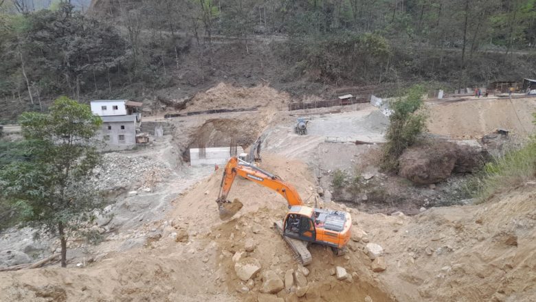 मध्यपहाडी राजमार्गको सुुन्दरेखोलामा ‘आर्क ब्रिज’ निर्माण गरिँदै