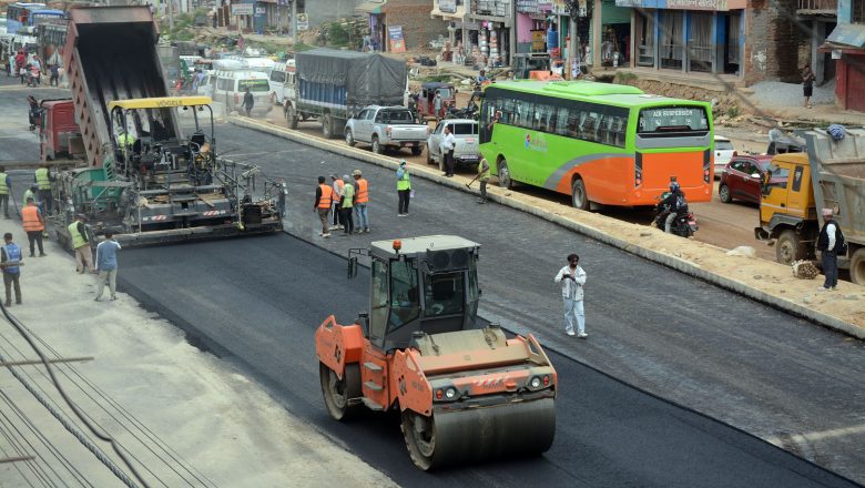 मुग्लिन–पोखरा सडकः दमौली बजारमा धमाधम कालोपत्र हुँदै