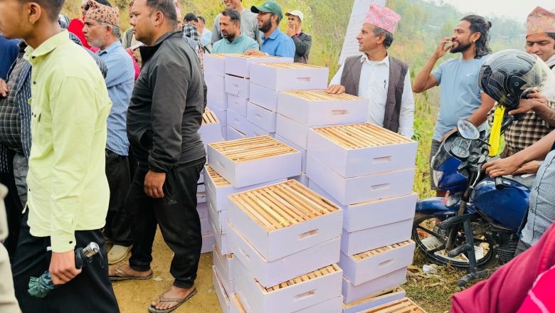 ढाकावाङका किसानलाई मौरी वितरण