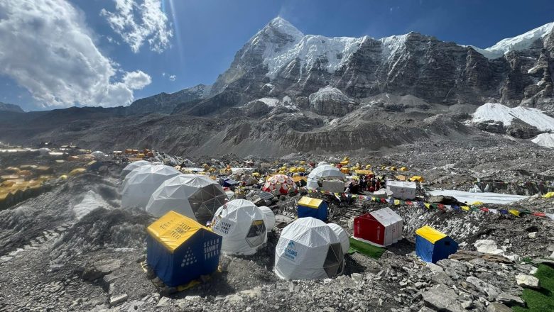 आरोहीको भीडले गुलजार छ सगरमाथा आधारशिविर