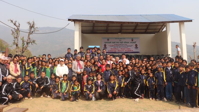 सिद्धेश्वर माविका पाँच सय विद्यार्थी र शिक्षकलाई पोसाक वितरण