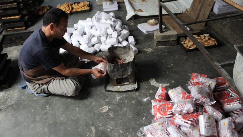 सात दशकदेखि स्वाद चखाउँदै धनकुटे नरिवल बिस्कुट