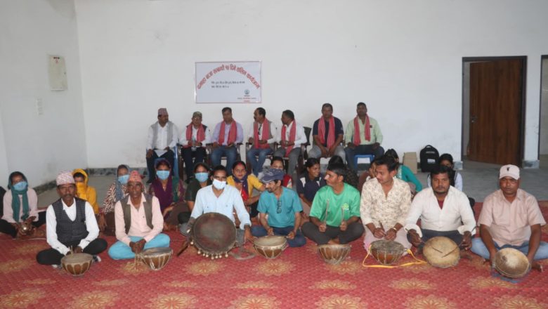 युवालाई दमाहा बजाउने कला सिकाइँदै