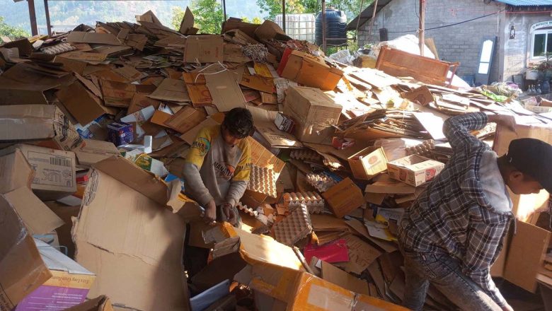 ‘फोहरबाट मोहर’ कमाउँदै स्नातक गरेका युवा