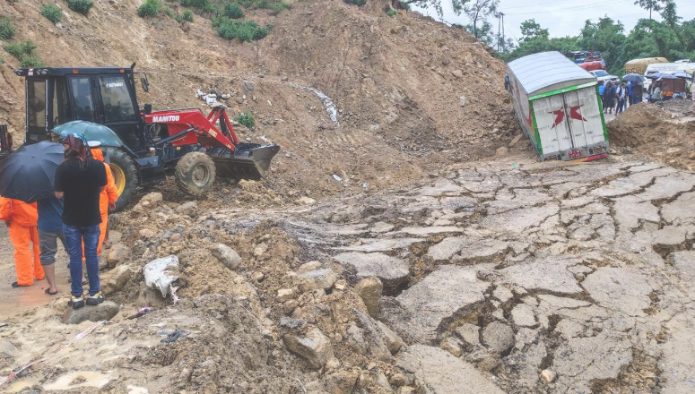 बाढीपहिरोले प्रमुख दश राजमार्ग पूर्ण रूपमा अवरुद्ध