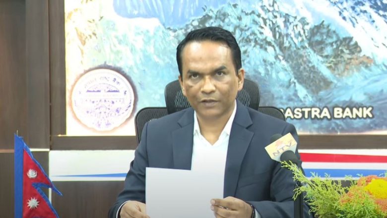 मौद्रिक नीति घोषणा गर्दै गभर्नर पौडेल