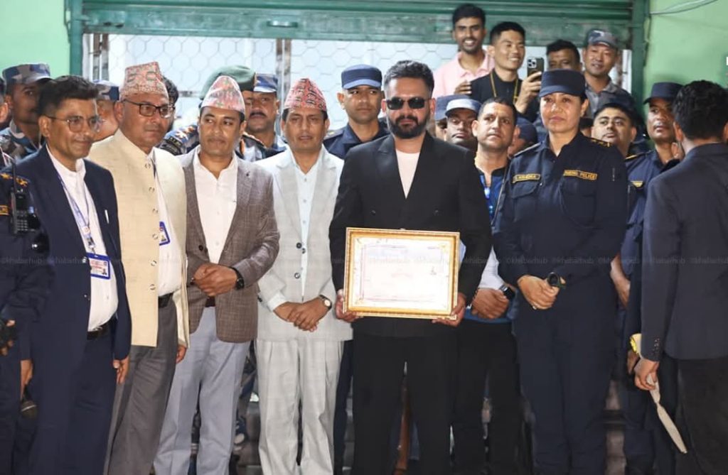 ओलि लाई हराएको बालेन ले लिए प्रमाणपत्र ।।