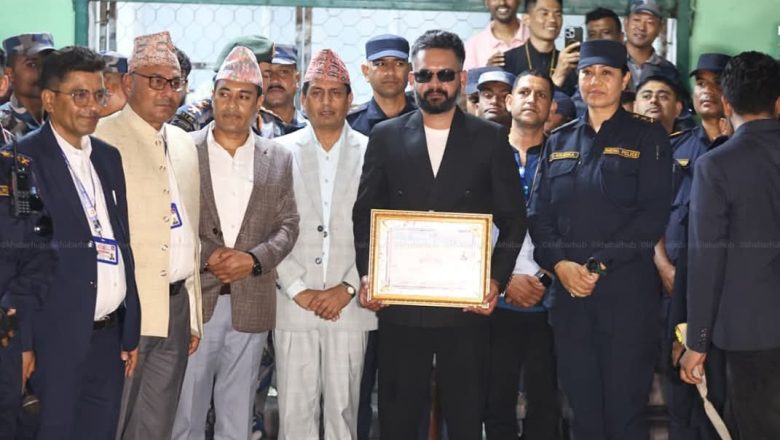 ओलि लाई हराएको बालेन ले लिए प्रमाणपत्र ।।