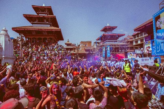 आज वसन्तपुर दरबार स्क्वायरमा हाेलीको रौनक ।।